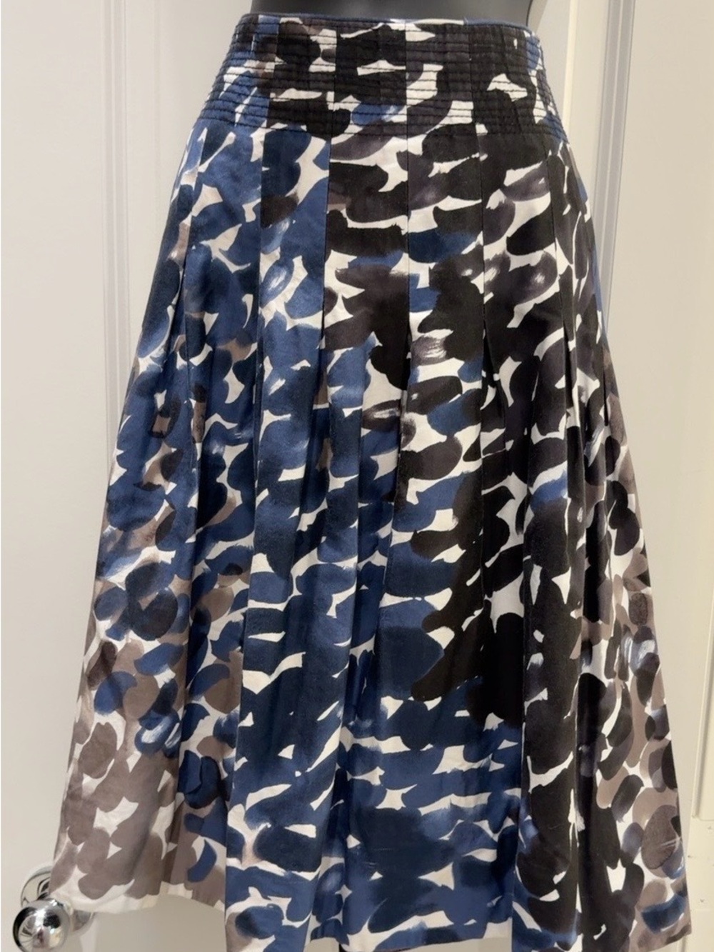 Maeve Anthropologie Abstract Watercolor Pleated A-Line Midi Skirt with pockets.